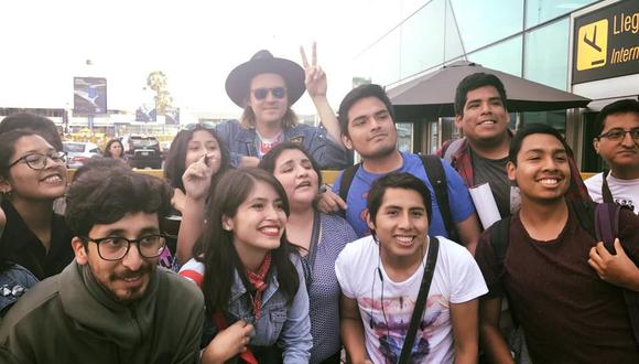 Arcade Fire fue recibido por decenas de fanáticos en el aeropuerto.
