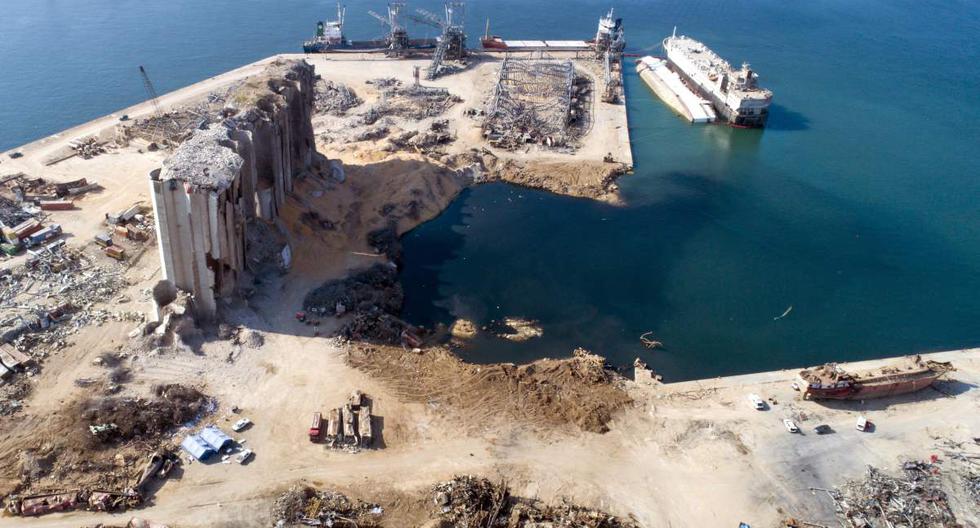 Una fotografía tomada con un dron muestra los silos de grano dañados en la zona del puerto destruido tras una gran explosión en Beirut, Líbano, el 28 de agosto de 2020.  (EFE/EPA/WAEL HAMZEH).