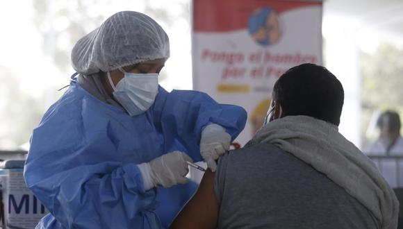 El titular de Educación detalló que tan solo ayer se lograron inmunizar a 2.200 docentes en 18 regiones del país. (Foto: GEC)