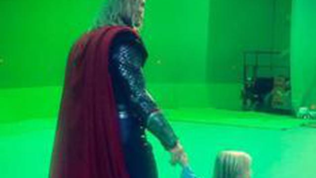 Chris Hemsworth llevó a su hijo al rodaje de 'Thor: Ragnarok' y llenó de ternura a todos