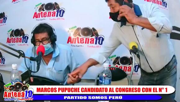 El candidato de Somos Perú, José Marcos Santos, fue captado entregando algo a un periodista en vivo. (Antena 10)