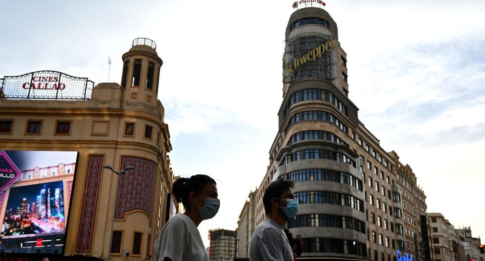 Imagen referencial. Las personas con máscaras faciales son vistas caminando en Madrid, España. (AFP / Gabriel BOUYS).
