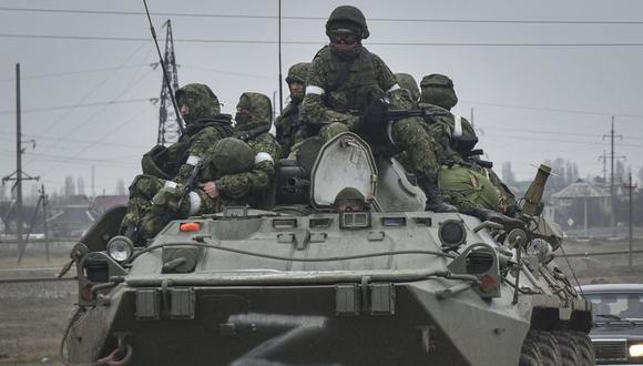 Soldados del ejército ruso, a bordo de un vehículo blindado de transporte de personal BTR-80, se dirigen por carretera hacia el centro de Ucrania. (Foto: EFE/ Stringer).