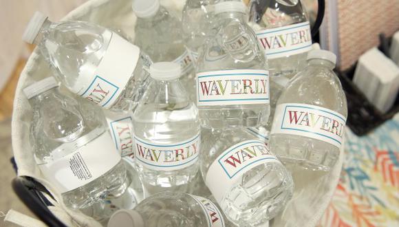 Desde 2014 San Francisco prohíbe vender agua en botellas de plástico en propiedades de la ciudad pero admite excepciones. En la foto, botellas de agua en un recipiente. (Foto: AFP)