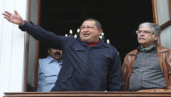 Chávez desobedece las órdenes de los médicos. (Reuters)