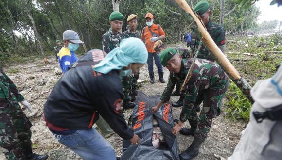 Un equipo de rescate evacua el cuerpo de una víctima después de que un tsunami golpeó el Estrecho de Sunda en Tanjung Lesung, Banten, Indonesia. (Foto: EFE)