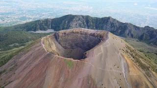Intentó sacarse un selfie y cayó en el cráter del volcán Vesubio en Italia