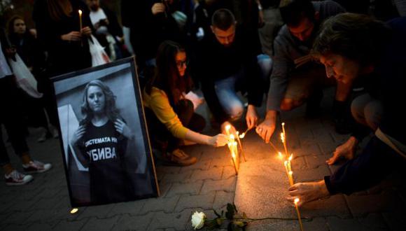 Varias personas participan en una protesta por la violación y asesinato de la periodista búlgara Viktoria Marinova en Sofía, Bulgaria. (Foto: EFE)