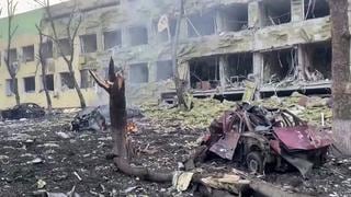 Ejército ruso bombardea escuela que servía de refugio en Mariúpol, según autoridades locales