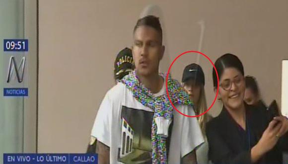 Paolo Guerrero llega a Lima junto a su novia Thaísa Leal. (Canal N)
