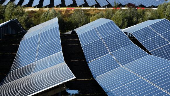 Imagen referencial que muestra el parque solar de Marcoussis, al sur de París, inaugurado por el grupo energético francés Engie. (Foto: Eric PIERMONT / AFP)