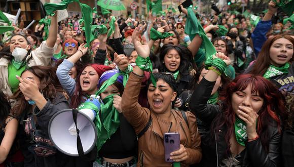 Activistas por el derecho al aborto celebran la decisión de la Corte Suprema de Colombia de despenalizar el aborto hasta las 24 semanas de embarazo en Bogotá, el 21 de febrero de 2022. (Foto de Raul ARBOLEDA / AFP)