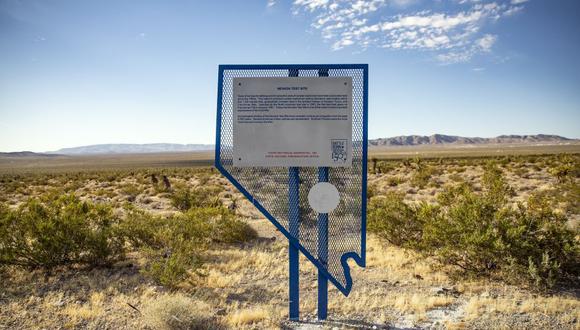 Un letrero histórico indica que la zona fue el sitio de prueba de armas nucleares de Nevada cerca del Área 51, cerca de Amargosa Valley, Nevada. (Foto: EFE)