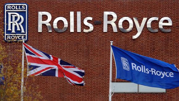 En esta foto de archivo, las banderas ondean fuera de la fábrica de Rolls Royce, en Allenton, Derby, en el centro de Inglaterra. Rolls-Royce, el fabricante británico de motores de avión, dijo el miércoles que recortará al menos 9,000 empleos y reducirá los costos en otros lugares, ya que el coronavirus golpea al sector de la aviación. (Andrew YATES / AFP)