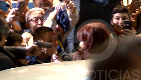 Esta captura de pantalla obtenida de un video divulgado por TV Pública muestra a un hombre apuntando con un arma a la vicepresidenta argentina Cristina Fernández de Kirchner cuando llega a su residencia en Buenos Aires el 1 de septiembre de 2022. (Foto de TV PUBLICA / AFP )