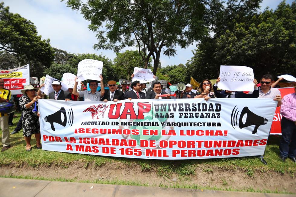 Alumnos y trabajadores de la Universidad Alas Peruanas realizaron un plantón en el frontis del local de la Sunedu. (Foto: Giancarlo Avila/ GEC)