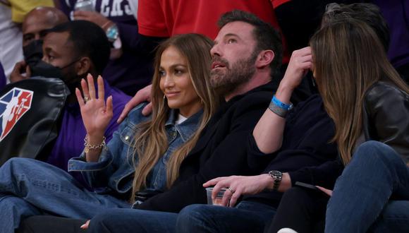 Jennifer Lopez y Ben Affleck se sentaron en primera fila del Staples Center para disfrutar de la NBA y de LeBron James. (Foto: Harry How/Getty Images)