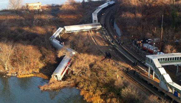 Tren fatal. Los siete vagones de la unidad se descarrilaron y cinco de ellos sufrieron un vuelco. (AP)