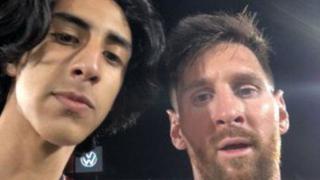 Lionel Messi: un hincha paraguayo invadió el campo por una foto con el delantero argentino