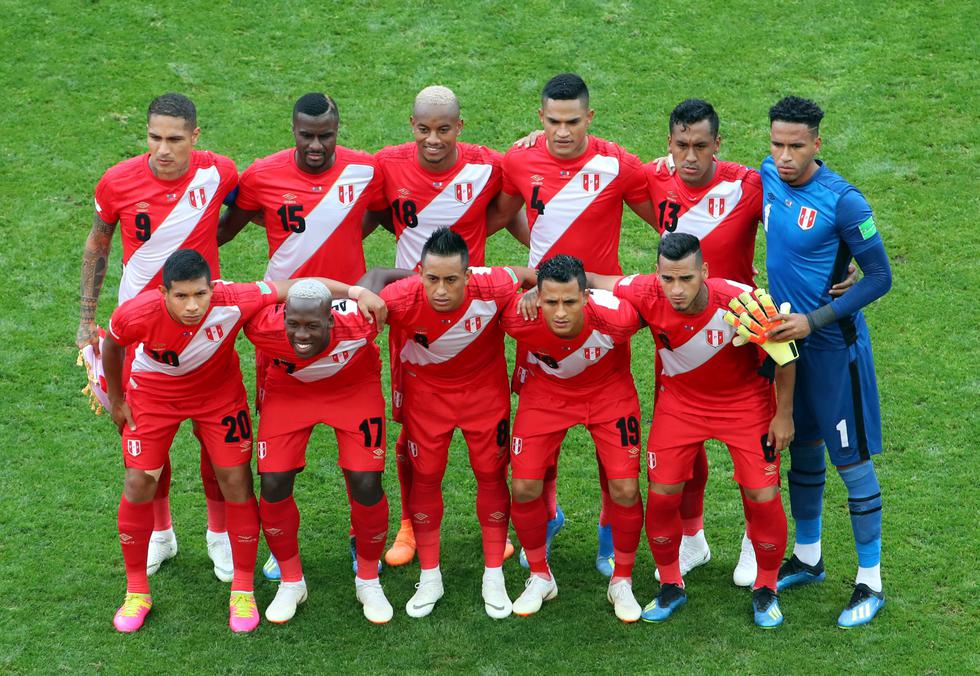 ¡Conmovedor! Himno nacional del Perú retumbó en el estadio Fisht. (Reuters)