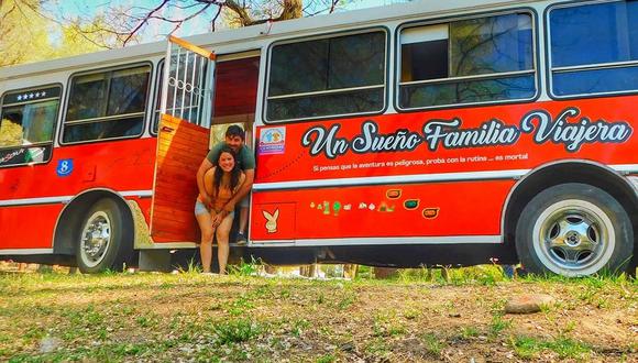Los esposos Núñez decidieron vivir viajando en un bus con su pequeña hija y mascotas. (Foto: Facebook)