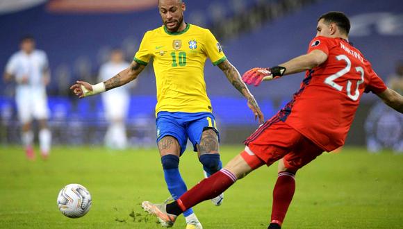 Neymar vs 'Dibu' Martínez en la final de la Copa América 2021 (Foto: AFP)