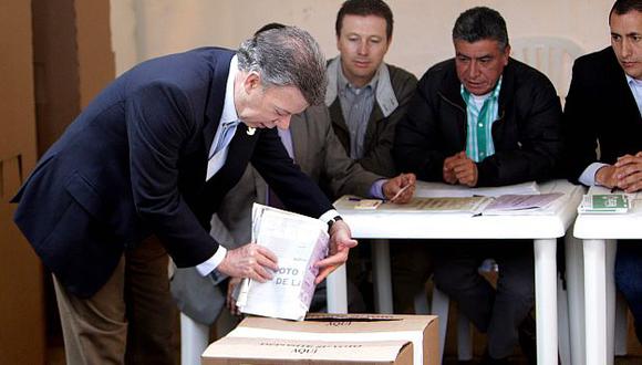 Santos fue temprano a votar y la coalición obtuvo 45 curules. (EFE)