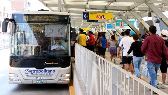 La troncal del Metropolitano tiene un servicio "lechucero" de 11:30 pm a 4 am de jueves a sábado. (Foto: Andina)