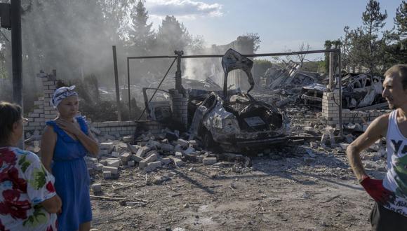 El humo se eleva de los escombros de un edificio destruido por un cohete ruso, en Kramatorsk, en medio de la invasión rusa de Ucrania, el 29 de julio de 2022. (Foto de BULENT KILIC / AFP)