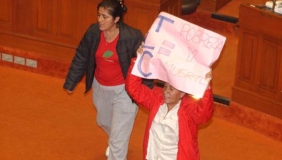 Malpartida el día en que irrumpió en el Congreso con una pancarta contra el TLC. (Perú21)
