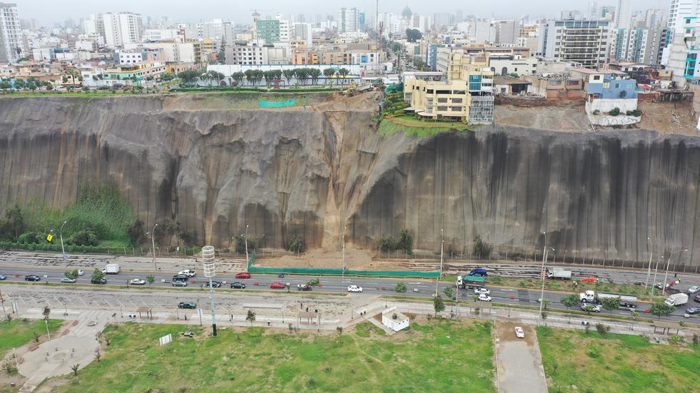 Municipalidad de Lima inició el trabajo de estabilización de taludes del Malecón Castagnola, en la Costa Verde.