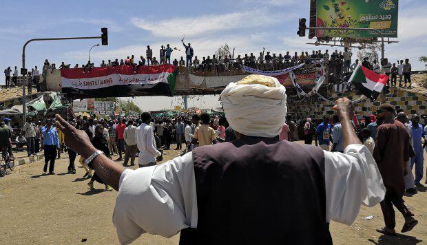 Los sudaneses se reúnen durante un mitin en la capital, Jartum, el 14 de abril de 2019. (Foto: AFP)