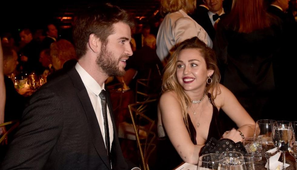 Miley Cyrus se sonroja luego de que Liam Hemsworth la llamara “bella esposa” durante su discurso (Foto: AFP)