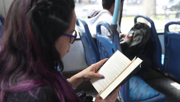 Una crónica sobre la lectura en el transporte público (César Campos).