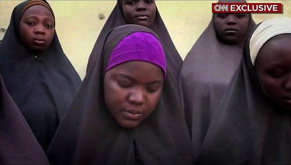 Boko Haram manda prueba de vida de niñas que secuestraron hace 2 años en Chibok. (AFP)