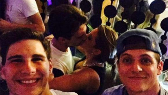 Los ampayaron besándose en la fiesta de Nicola Porcella. (Twitter)