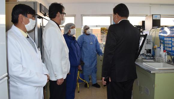 Puno: Especialistas del hospital Carlos Monge Medrano de Juliaca inició la producción de ivermectina para el tratamiento de pacientes COVID-19. (Foto Diresa Puno)