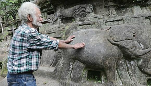 Desde hace más de 40 años, Alberto esculpe figuras de indígenas, héroes, animales y símbolos religiosos usando un clavo como cincel y una piedra como martillo. (Foto: AFP)