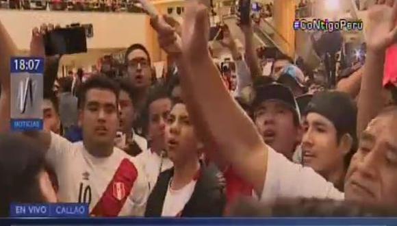 Hinchas entonaron el himno peruano con alma, corazón y vida. (Captura América TV)