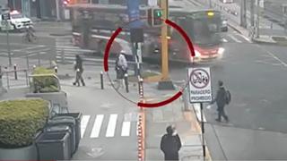 Miraflores: muestran el preciso momento en que chofer de bus arrolló a joven en scooter | VIDEO