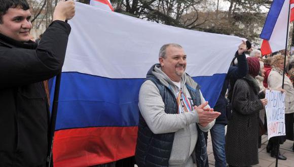 Ucranianos de Crimea festejaron la decisión de unirse a Rusia. (AFP)