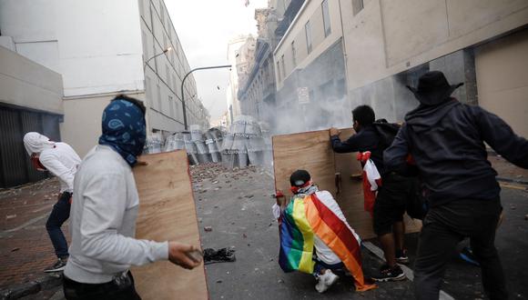 Agresión. En la “Toma de Lima” primó la violencia por parte de los manifestantes, que atacaron a la policía con piedras y otros objetos. (Foto: Joel Alonzo / GEC)