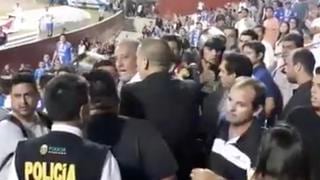 Mario Viera fue confrontado por hinchas de Mannucci tras derrota en Trujillo [VIDEO]