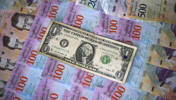 En los últimos 30 días, la moneda local -el bolívar- se devaluó el 50 % frente al dólar. (Foto: AFP)