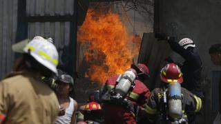 Villa El Salvador: Incendio en depósito de madera dejó un muerto y dos heridos