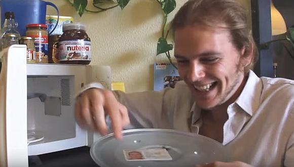 Hay una buena razón por la que alemanes calientan sus documentos de identidad en microondas. (YouTube)