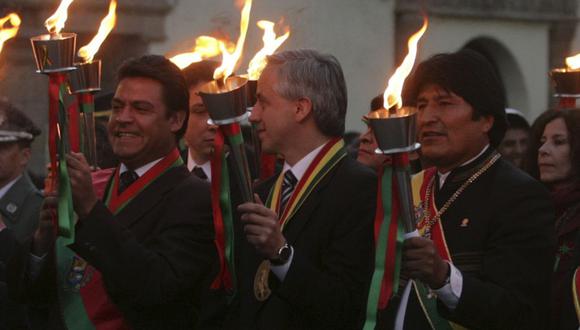 El presidente boliviano Evo Morales, el vicepresidente Álvaro García Linera y el alcalde de La Paz, Luis Revilla, participan en las celebraciones para conmemorar el 202 aniversario del levantamiento del pueblo boliviano contra los conquistadores españoles en La Paz el 15 de julio de 2011. (REUTERS / Gaston Brito).