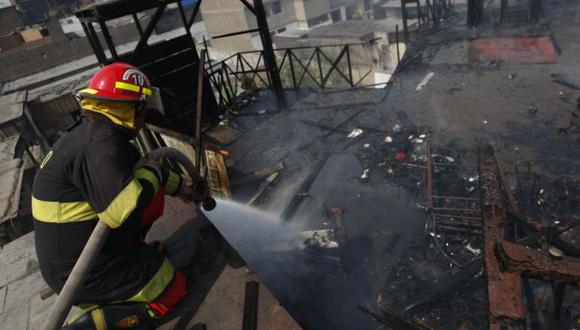 Incendio destruyó azotea de casona del jirón Miguel Aljovín. (Mario Zapata/Perú21)