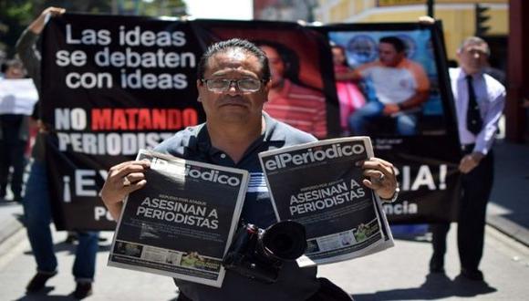 Esta fotografía hace referencia a una de las tantas protestas de parte de periodistas guatemaltecos ante el alto número de reporteros asesinados en el país. (Foto: EFE)