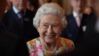 Cómo hace la reina Isabel II para tener el cabello siempre impecable: un peinado simétrico